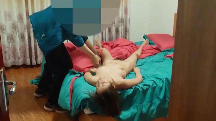 绿帽男找代驾司机【迷玩自家女友】死猪裸体被抱到房间迷操，然后又抱到客厅玩弄-绿奴性癖